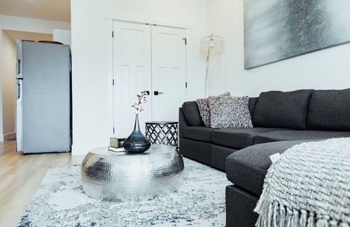 Kamloops House | Sapphire Lux Queen Suite