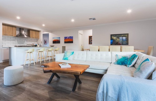 St Leonards House | Sauna + King Beds Tranquillity Base Fun Family Home