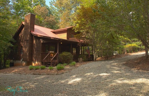 Sautee Nacoochee Cabin | "SAUTEE WOODS" COZY GETAWAY without breaking the bank ! NOW WITH EV CHARGING !
