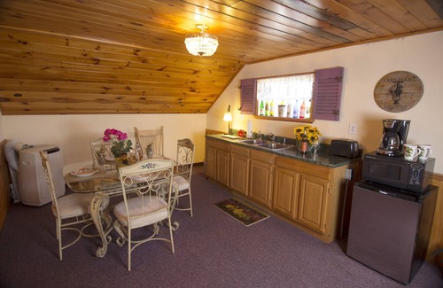 Himrod Hotel | Savannah House Wine Country Inn & Cottages