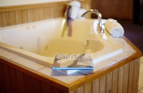 Himrod Hotel | Savannah House Wine Country Inn & Cottages