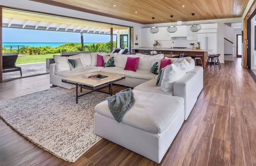 Kalama Tract Villa | Save 20% on Summer Rates Luxury Kailua Beach Villa | Oceanfront, Pool & Sleeps 1