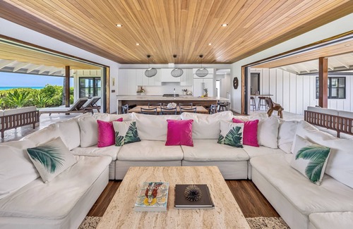 Kalama Tract Villa | Save 20% on Summer Rates Luxury Kailua Beach Villa | Oceanfront, Pool & Sleeps 1