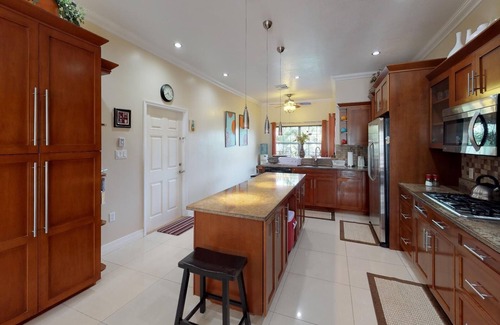 Savannah House | Savhaven - 4 Bed, 4 Bath with Pool, Sleeps 8 (2 minutes away from Spotts Beach)