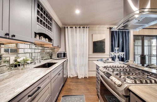 Peak's Suburban Addition Condo | Savor your stay in this elegant Dallas retreat, blending modern comforts with historic charm. Enjoy high-speed Wi-Fi, a smart TV, luxurious king bed, marble finishes, and an award-winning courtyard oasis.