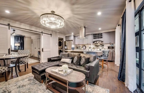 Peak's Suburban Addition Condo | Savor your stay in this elegant Dallas retreat, blending modern comforts with historic charm. Enjoy high-speed Wi-Fi, a smart TV, luxurious king bed, marble finishes, and an award-winning courtyard oasis.