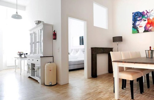Charlottenburg Apartment | SC 06 by ROCKCHAIR Apartments l SUPERHOST Status l 4 Bedrooms Boxspringbeds 2 Bathrooms Balcony Elevator - Cozy Family & Business Flair welcomes you!