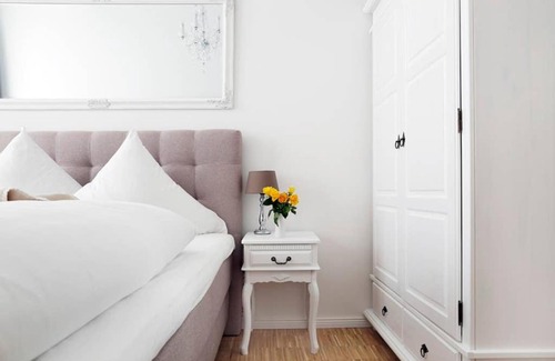 Charlottenburg Apartment | SC 06 by ROCKCHAIR Apartments l SUPERHOST Status l 4 Bedrooms Boxspringbeds 2 Bathrooms Balcony Elevator - Cozy Family & Business Flair welcomes you!