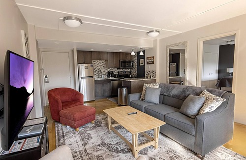 Snowshoe Condo | SC 5406: Elegant 2BR w/King bed! Modern kitchen, perfect for summer with pool!