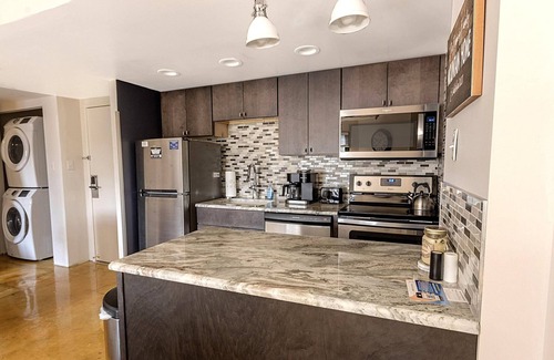 Snowshoe Condo | SC 5406: Elegant 2BR w/King bed! Modern kitchen, perfect for summer with pool!