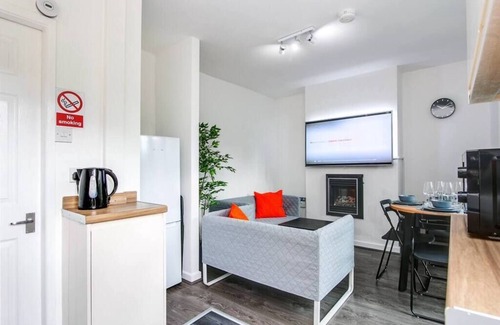 Bloxwich House | SCA-Big House 9min to NEC - Sleeps 7 - Park 3 vans