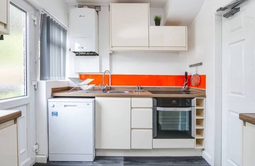 Bloxwich House | SCA-Big House 9min to NEC - Sleeps 7 - Park 3 vans