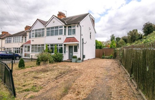 Bloxwich House | SCA-Big House 9min to NEC - Sleeps 7 - Park 3 vans