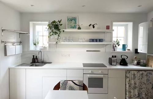 Margate Old Town Cottage | Scandi Cottage in the Old Town w/Private Parking, Garden & Log Burner