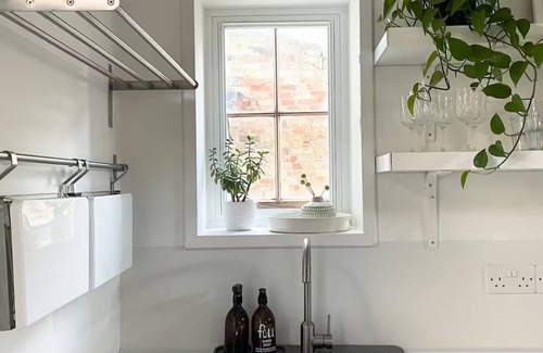 Margate Old Town Cottage | Scandi Cottage in the Old Town w/Private Parking, Garden & Log Burner