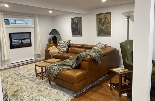 Sooke House | Scarlet Oak - New to Vrbo. 1 bedroom suite, walk out, in a heritage country home