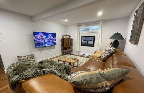 Sooke House | Scarlet Oak - New to Vrbo. 1 bedroom suite, walk out, in a heritage country home