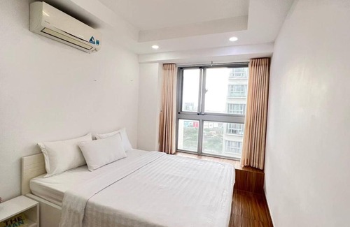 Phu My Hung Apartment | Scenic 2-bedrooms with Pool and Street View