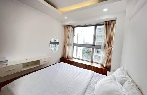 Phu My Hung Apartment | Scenic 2-bedrooms with Pool and Street View