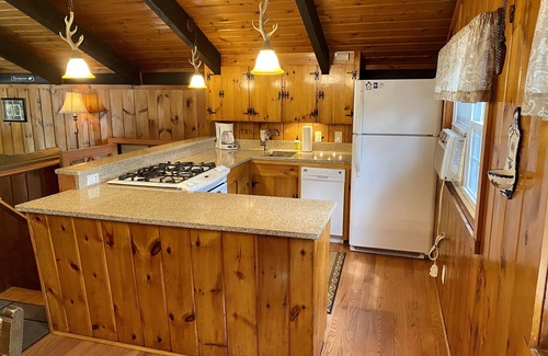 North Conway Ski Chalet | Scenic Cathedral Ledge Bavarian Chalet. Walk to Echo Lake and Diana's Bath