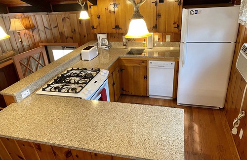 North Conway Ski Chalet | Scenic Cathedral Ledge Bavarian Chalet. Walk to Echo Lake and Diana's Bath
