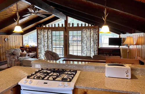 North Conway Ski Chalet | Scenic Cathedral Ledge Bavarian Chalet. Walk to Echo Lake and Diana's Bath