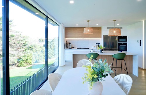 Northcote House | Scenic City Views close to Auckland CBD!