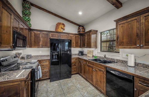 McQueeney House | Scenic Lakefront | Fire Pit + Outdoor Kitchen