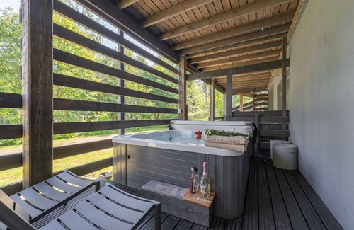 Tahkovuori Apartment | Scenic Lakeside Cabin in Tahko with Hot Tub & Sauna