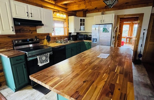 Graysville Cabin | Scenic Log Cabin on 12 Acres: hot tub, jacuzzi, and fireplace, NEWLY RENOVATED