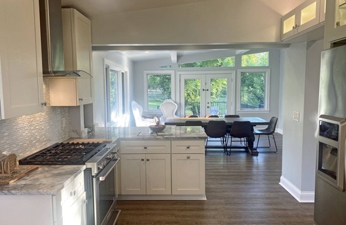 Oxford House | Scenic Lookout - Short Walk to Rec, Goggin, Uptown