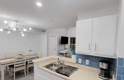 Clearwater Condo | ★ SCENIC POOLSIDE❤ tastefully decorated and minutes away from Clearwater Beach
