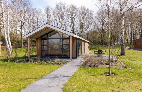 Hoge Hexel House | Scenic Retreat by the Lake