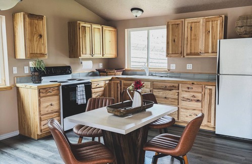 Salmon Apartment | Scenic Studio Retreat- Steps to Goldbug Hot Springs