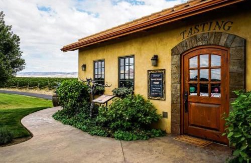 College Place House | Scenic View Retreat