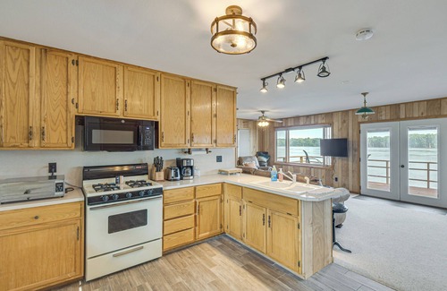 Fulton Cabin | Scenic Views & Yard: Mississippi River Retreat!