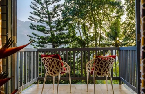 Devikolam House | Sceva's Garden Home - King Bed and Mountain View!n