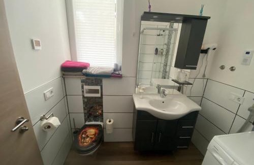Helbedundorf Apartment | Schöne kleine Einraumwohnung mit Küche und Kamin in Holzthaleben