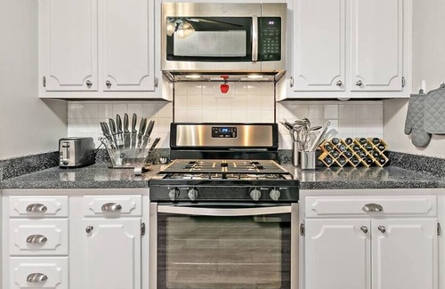 Hoffman Estates House | Schaumburg Family Home | Lovely & CLEAN with Fenced Yard!