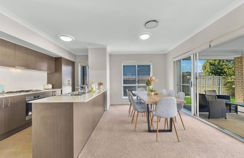 Schofields House | Schofields 4Bedroom House -Parking & Cooking