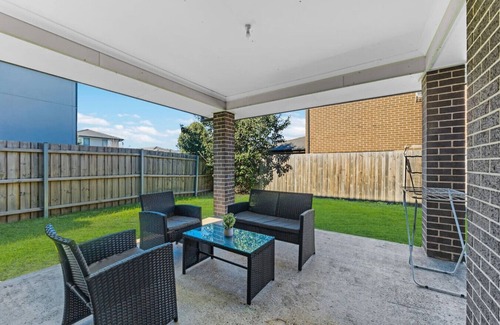 Schofields House | Schofields 4Bedroom House -Parking & Cooking
