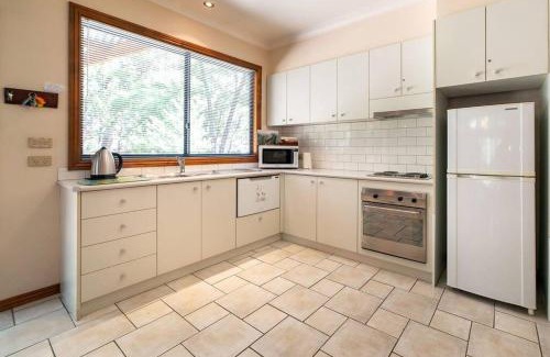 Halls Gap House | School House Villa