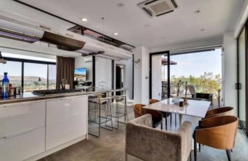 Joshua Tree House | Schoolhouse, 2 bedrooms w/indoor jacuzzi tub
