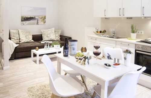 Holm Apartment | Schwalbennest - parking space, shower room, TV, WLAN, washing machine, dryer