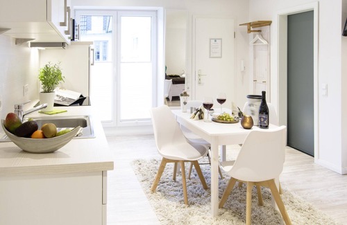 Holm Apartment | Schwalbennest - parking space, shower room, TV, WLAN, washing machine, dryer