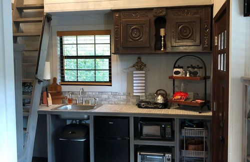 Harlandale Cottage | Schwestern Haus Long and short Term Rental Discount Available.