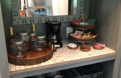 Harlandale Cottage | Schwestern Haus Long and short Term Rental Discount Available.