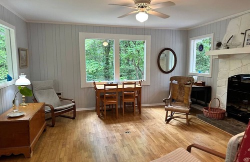 Clayton Apartment | Scobie House - 3 BR near Waterfalls, Hiking and Gem