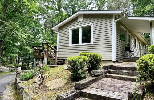 Clayton Apartment | Scobie House - 3 BR near Waterfalls, Hiking and Gem