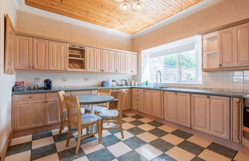 Forfar House | Scotston Villa - 5 bedroom house with large private back garden & hot tub